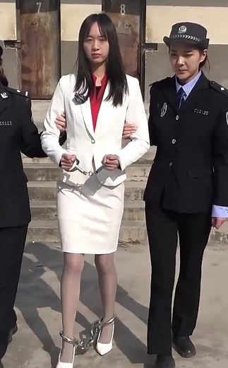 The woman, dressed in a white stewardess uniform, walked while wearing handcuffs and ankle shackles after being arrested. 美女穿白色空姐制服被逮捕后戴手铐脚镣走路#女囚 #femaleprison #shackles #handcuffs #女犯 #制服 #uniform #空姐 #牢房 #美女 #监狱 #flightattendant #stewardess