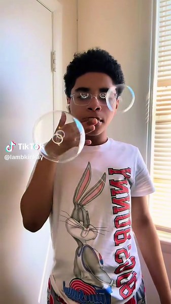 Bubble Mouth Trend Tutorial: How to Blow Soap Bubbles