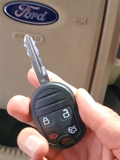 Programación de llave para Ford Expedition Somos Llaves y Remotos, especialistas en llaves para todo tipo de vehículo. #llavesyremotos #programaciondellaves #llavesconchip #llavesparacarro #keyprogramming