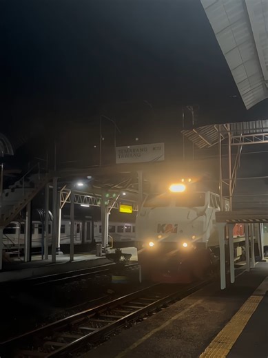 kereta paling worth it rute JKT - MLG (PP) , okupansi tinggi dengan pertukaran penumpang di stasiun Semarang #fypシ゚ #railfansindonesia #keretaapiindonesia #kai121 #majapahit