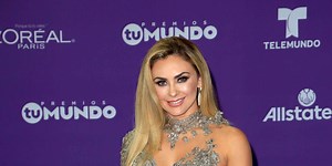 Aracely Arambula recibe criticas por su extravagante vestuario