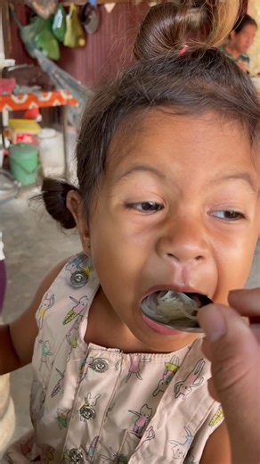 #Smart baby eating cake