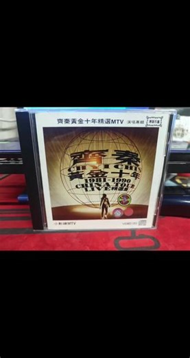 #齐秦经典怀旧歌曲分享 #狂飙演唱会#台湾四大天王#怀旧金曲齐秦1991狂飙演唱会：华语现场永远的神 1991年，齐秦在北京工人体育馆连开三场狂飙演唱会，成为第一位在内地举办大型巡演的台湾歌手，真正意义上点燃了内地流行乐的火种。那时的齐秦正值巅峰，长发、皮衣、一把吉他，嗓音清亮又带着野性，一曲《狼》让无数人记住了这个来自台湾的浪子。 没有花哨特效，全靠顶级编曲与实力唱功撑满全场。虹乐队全