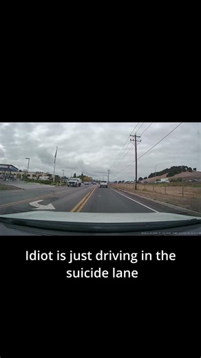 Idiot is just driving in the suicide lane #idiotsondashcam #baddrivers #dashcamlessons