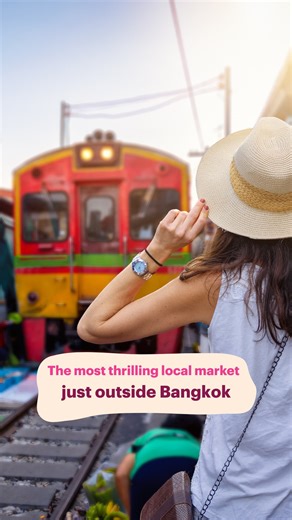 🚂 Watch the stalls on the tracks fold away as trains pass at Talad Rom Hub (Maeklong Railway Market)! Fun, full of local life and delicious food, just under 2 hours from Bangkok. Join locals for a stress free, easy and extra special experience! 🔗 Discover our Bangkok experiences in bio! #citytour #withlocals #tourguide #travel #tour #localexperience #bangkok | Withlocals