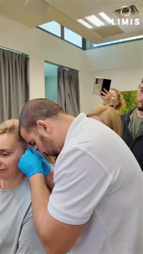 Техника: Ear Pull (Косвенный фасциальный релиз ВНЧС) ​Цель: Снятие нагрузки с ВНЧС через растяжение височной фасции. ​#мануальнаятерапия #ВНЧС #фасция #МАССАЖ #манипуляция | Eyal Feigin