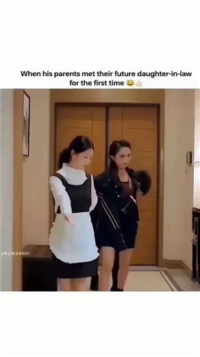 @kc_drma_lover_01 on Instagram: "🙅 日本利用压电瓷砖将脚步转化为电能。这些瓷砖捕捉来自你脚步的动能。当你行走时，你的重量和动作会对瓷砖产生压力。瓷砖会轻微弯曲，从而产生机械应力。瓷砖内部的压电材料将这种应力转化为电能。每一步都会产生少量电荷，而数百万步结合在一起就能产生足够的电力来驱动 LED 灯、数字显示屏和传感器。在像涩谷车站这样繁忙的地方，每天大约有 240 万个脚步为这一系统作出贡献。这些电能可以被储存或立即使用，从而减少对传统电力来源的依赖，并支持可持续的城市基础设施。这种方法将日常运动转化为实用的可再生能源 #日本 #知识 #事实 #你知道吗 #推荐 科技 创新 历史 技术 实验 热门"