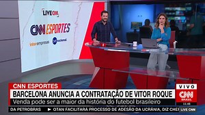 O Barcelona anunciou a contratação do atacante Vitor Roque, do Athletico-PR. O clube publicou, nesta quarta-feira (12), um vídeo em suas redes sociais para confirmar a contratação do brasileiro. O contrato assinado vai até a temporada 2030/31 #LiveCNNBrasil | CNNBrasil