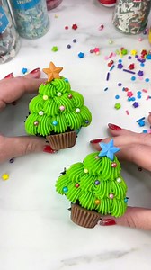 Easy Cupcake Decorating Idea 🎄✨ Turn a cupcake into a Christmas tree complete with a tiny peanut butter trunk and topped with a royal icing star 🌟 Created for Wilton by Caked By Rach - instructions in the comments 💚❤️ | Wilton Cake Decorating