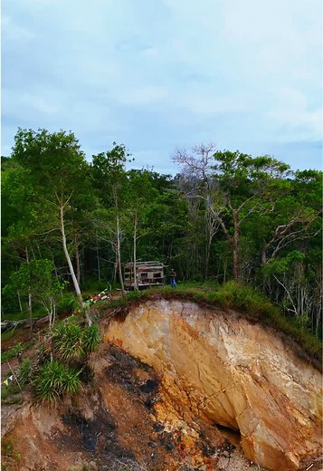 Today I visited Pantai Mempagong again. This beach became known to the public thanks to the dedicated efforts of brother @junnie , who tirelessly promoted it. However, some people still do not know its location. It is located in the Brunei Muara District with coordinates 5.0247572, 115.0109017. Just look for Simpang 444 along the highway heading to Muara town. Today I also delivered some planks and woods to build a bridge and the walls of a small hut and headed to the beach after unloading. The