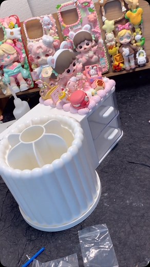 Decorating this storage box with Peach Zorra and Decoden cream! 💕 Soft pastel colors and cute accessories make it absolutely irresistible! 😍 Would you love to have one too? 🫶 Don’t forget to like & follow for more handmade creations! 🎀 🔹 Handmade DIY | Decoden Decoration | Storage Box Makeover 🔹 Check out my other creations! 💖 #HandmadeDIY #Decoden #DecodenArt #PeachZorra #CuteCrafts #StorageBoxMakeover #DecodenDIY #AestheticHandmade #KawaiiDecor #diycrafts | Winniehandcraftcorner Yu