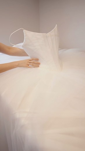 Frieda Lepold on Instagram: "Same table a few days apart ✨ Showing all the parts that went into the bodice - the tulle layers, a layer for strength and the lining as well as everything needed for the boning and sewing. The dress is a custom wedding dress made from white tulle inspired by 18th century stays. With the lightweight fabric and the historical inspired silhouette it combines old and new details into a modern dress. If you want to commission this or a similar dress write me an email at 