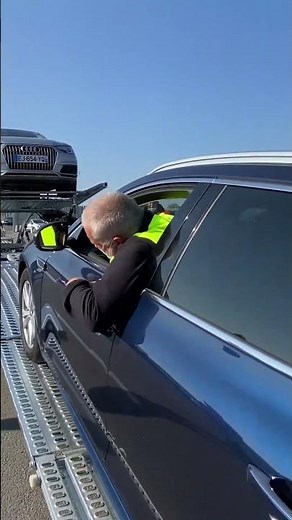 Démonstration de chargement de voitures avec une remorque Lohr