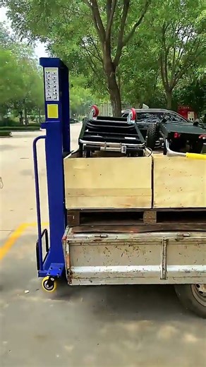 Self-Loading Portable Electric Stacker/forklift #materialhandling #electricforklift #lesou