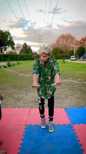 778K views · 20K reactions | WEBSTER TUTORIAL  hacer un FrontFlip así de la nada es lo más! ❤️ #gymnastics #acrobatics #parkour #flips | Alex Destreza | Facebook