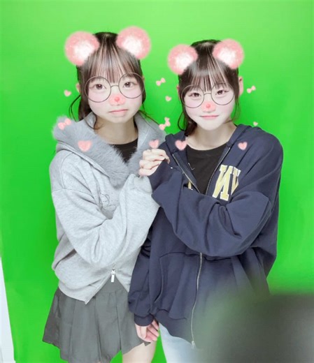 プリクラを楽しむ中学生女子の世界