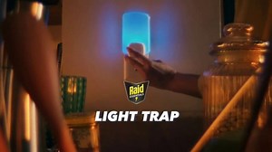 Raid Light Trap TV Spot, 'Atrae y atrapa'