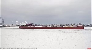 THE LAST SHIP to enter under the Aerial Lift Bridge for the season. SOUND ON to hear two long master salutes and the chatter between the ship, the tug assist and the bridge. Read the @Duluth News Tribune summary of the shipping season close at bit.ly/DNTLastShip Hon James L Oberstar arrived Duluth Tuesday morning to end the 2019 shipping season in Duluth. Two more boats will arrive Superior today. The Oberstar was assisted into its winter resting place by Tugboats Missouri and North Carolina © D