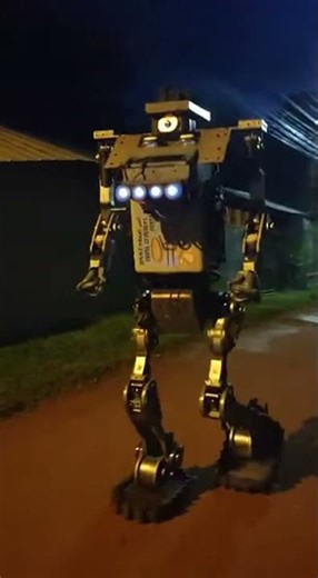Night Patrol Robot in the Village #Sora2 #NightScene #RuralRobot #VillageSciFi #DIYMachine #Cinemat