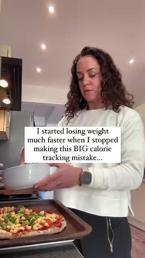 The BIG mistake👇 Are you just starting out tracking calories and feeling overwhelmed? I get it… I was there, too! Here’s the one BIG mistake I see people make, and if you can avoid this, it will make your calorie tracking journey sooooo much easier… Making complex meals with lots of ingredients. Your two best strategies when starting to track calories are keeping your meals SIMPLE and REPEATING them 💯💯💯 Here’s how it’s done… 1️⃣ Choose 4-5 ingredients for each macronutrient (macro): 🍗 PROTE