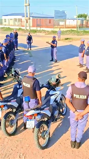 "¡Seguridad Ciudadana! 🧑‍✈️👩‍✈️🚓 La Policía de Formosa refuerza los operativos de seguridad en los barrios Procrear, Lote 110 y 111. 🚓📞🏚️ En horas de la tarde de este miércoles y con diferentes áreas policiales, se continuó con el Operativo Preventivo en estos barrios ¡Trabajando juntos para una comunidad más segura! 🔐 | Policía de la Provincia de Formosa
