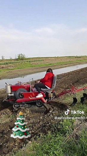 Agricultural machinery manufacturer, can be equipped with various farm tools, powerful and strong in horsepower, high working efficiency. #Tractor#Agricultural Machinery#Foreign Trade Export