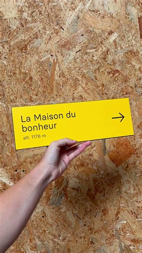Tu connais ces panneaux jaunes en randonnée ? Eh bien on en créer sur mesure ☺️