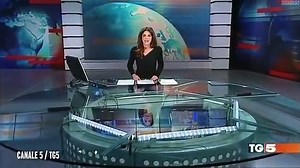News presenter forgets she's sitting at a glass desk and gives viewers an eyeful on live TV-KTLOXs4x