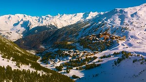Snowy Mountain Village – Stunning Winter Landscapes in 4K
