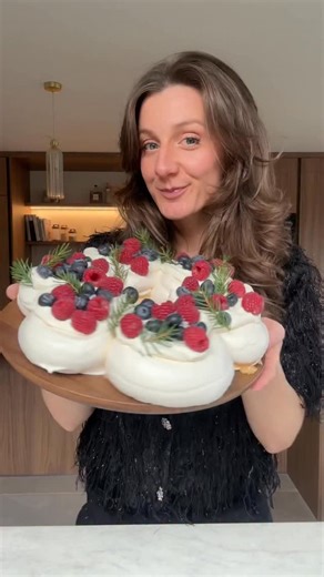 Morane Goessens on Instagram: "Pavlova aux fruits rouges -P ublicité @miele - Nouvelle recette pour les fêtes avec cette magnifique pavlova en forme de couronne et sa chantilly mascarpone 🤤 On peut réaliser la meringue quelques jours à l’avance et disposer la chantilly au dernier moment. Ingrédients pour une pavlova - 6 blancs d’œufs - Le double du poids des blancs en sucre - Fruits rouges - Chantilly : 250ml de crème 30% + 1 càs bombée de mascarpone + 1 càs de sucre et un peu de vanille - Déco