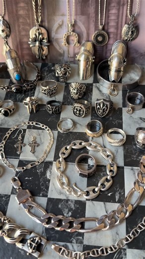 Sterling Silver PS.2nd shop on Instagram: "-STERLING SILVER925- แหวน/สร้อยคอ/สร้อยข้อมือ/กำไลเท่ๆ สวยๆพร้อมเสริฟครับ😄🙏🏻 เครื่องประดับนำเข้า งานเงินแท้ แบรนด์นอกเท่ๆ สนใจชิ้นไหนทักมาได้เลยครับ🤘🏼 ⛓ร้านเรายังมีเครื่องประดับอีกมากมาย หลายแนวหลายสไตล์ให้เลือกชม ⚜️ 🔝สามารถเลือกดูสินค้าที่ยังอยู่พร้อมส่งในไฮไลท์สตอรี่ได้เลยครับ⛓️‍💥 #เครื่องประดับ #แหวนเงินแท้ #แหวน #สร้อย #กำไล"