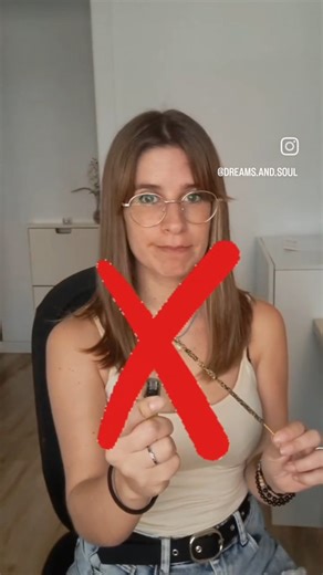 🔥 NUNCA enciendas un incienso o vela con MECHERO! Te cuento cómo hacerlo ⬇️ Quizás lo has hecho mil veces sin pensar… pero cuando enciendes un incienso o una vela, no estás prendiendo "algo": ✨ estás activando una frecuencia, abriendo un espacio sagrado. El fuego del mechero es artificial, disruptivo, creado por gas. Mientras que el del fósforo de madera contiene elementos naturales y mantiene la energía limpia, pura y alineada con el propósito del ritual. Así que, hazlo con cerillas SIEMPRE. �