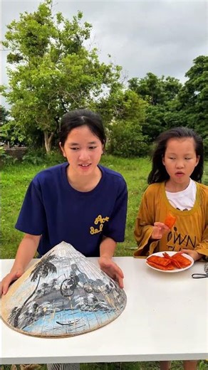 Chị gái khôn lỏi lấy hộp quà to và sự thật bên trong hai hộp quà bí mật #shorts