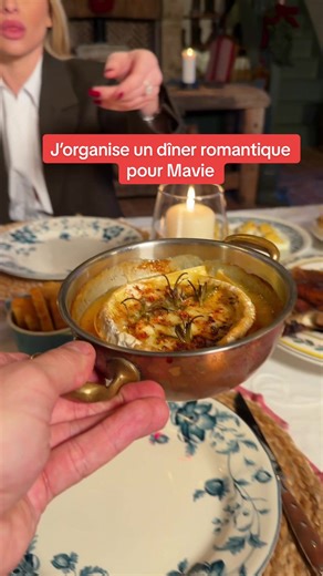 Un Diner romantique pour Mavie ❤️🪵🌾 Épaule d’agneau au miel – 1 épaule d’agneau – 2 càs de moutarde à l’ancienne – 2 càs de miel – 2 têtes d’ails – 4 échalotes – 1 verre de vin blanc – 25 cl de fond de veau – Thym, romarin, laurier – Huile d’olive, sel, poivre – Pique l’épaule avec quelques gousses d’ail, huile-la, sale et poivre. Fais-la dorer à feu vif sur toutes les faces. – Retire-la, déglace la poêle au vin blanc en grattant bien les sucs. – Mélange la moutarde et le miel, puis badigeonne