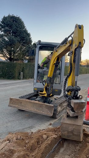 I dag havde vi besøg af en lille dreng og hans forældre, som bor lige overfor, hvor vi arbejder. Han ville rigtig gerne prøve en tur i gravemaskinen — og det fik han selvfølgelig lov til. Det er sådan nogle små øjeblikke, der gør vores arbejdsdag sjovere og giver en lille fyr en helt fantastisk oplevelse.🤩 | Bettes Anlæg