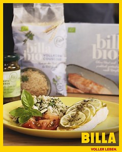 Mach dir schnelles und gutes Essen mit BILLA Bio: 👉 Wasser aufkochen und Couscous hinzugeben 👉 Lachsfilet im Rohr zubereiten 👉 Couscous nach Wahl mit Kräutern verfeinern 👉 Lachsfilet mit Limetten und Pesto garnieren 👉 Anrichten und genießen | BILLA