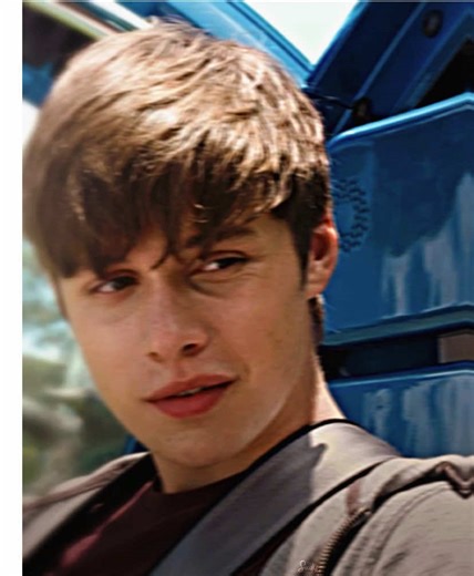 Nick Robinson's Fun Moments in Jurassic World