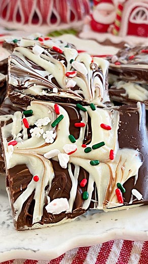 Dee on Instagram: "Every year I make this Easy Peppermint Bark Recipe for the holidays. It’s a quick and simple recipe made with just three ingredients: semi chocolate chips, white chocolate chips, and peppermint extract. I like to add crushed candy canes and Christmas sprinkles to make this treat more festive, but that’s totally optional. Everyone will love this festive treat!"