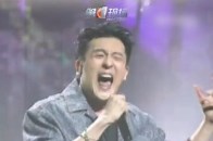 4月28日，在《苍茫的天涯是我的爱》首映礼上，孙艺洲献唱《死了都要爱》，网友：不戴耳返全开麦，没有混音不躲高音，全是歌手的顶级技能，除了难听！_腾讯新闻