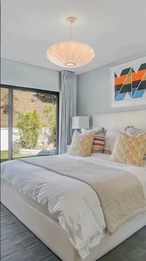 Mid-Century Modern design sets the tone throughout this Los Angeles home