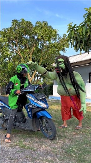 Tukang ojek online anter topeng buto ijo