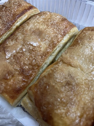 Delicioso Strudel de manzana. Manzana fresca, suave y especiada, que en combinación con nuestra deliciosa pasta hojaldre es el match perfecto♥️!