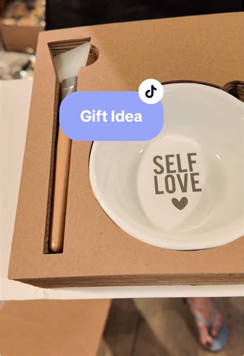 Do you love facials? Here's a cute DIY spa kit so you can have a luxury facial at home! Message us if you're interested! #spaday #giftset #holidaygifts #uniquegifts #sarasboxesandboards #giftboxes #giftidea