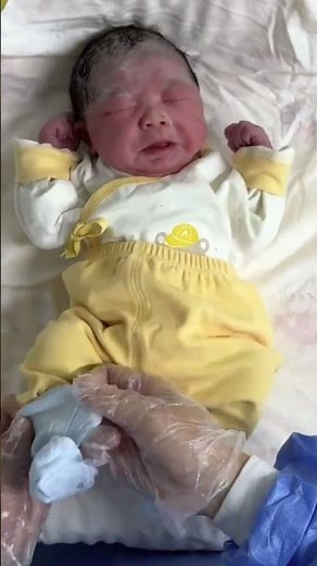 The nurse dressed the newborn and he cooperated very well