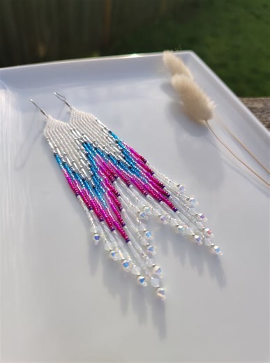 So pleased with today's sun break. Excited to revisit this beauty from 2019. The body is comprised of pearl, rainbow finish Charlotte seed beads that only restock every so often. As soon as I saw them available, I swooped up a hank to be able to recreate these again. They could have been made with regular white beads, but it just wouldn't have tied the whole color palette together the same. Definitely worth the wait and today's weather is glorious so I plan on getting some more video and picture