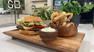 «Smash burgers» de bœuf au fromage Mamirolle, rondelles d’oignons et sauce ranch