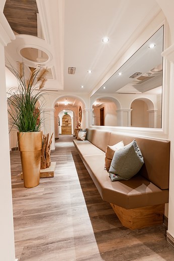 ✨ Strahlende Haut mit Hightech-Power! ✨ Die BYONIK® Lasertherapie verjüngt, regeneriert und bringt deine Haut zum Leuchten – ganz ohne Ausfallzeit. 💫 Jetzt schnell sein: Die ersten 10 Anmeldungen bekommen -10 % Rabatt! 😍 👉 Buche gleich deinen Termin und gönn deiner Haut den Glow, den sie verdient. | Hotel Kohlerhof Fügen