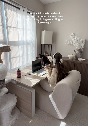 Best habit stacking hack ever 👏🏼 Link to desk in bio (photos in the main link) Vernal Core-3 Color: Light Walnut Size: 48*27.5 #standingdesk #vernal #vernalstandingdesk #desksetup #adjustabledesk @Vernal