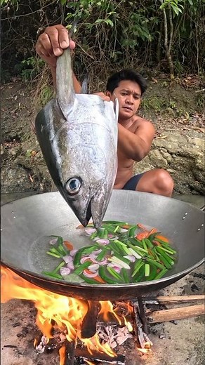 Fisherman Cooking Whole Tuna Head Soup With Malunggay! 🔥