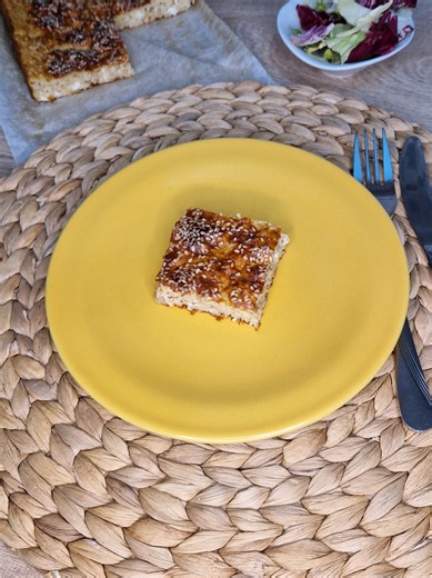 Pita sa ovsenim pahuljicama 🫓 Potrebno: ~ 2 jajeta ~ 150 g grčkog jogurta ~ 250 ml jogurta ~ 120 g Feta sira ~ 130 g ovsenih pahuljica ~ Prašak za pecivo ~ Malo manje od kašikice soli ~ Susam za posipanje Priprema: Jaja ulupati, dodati fetu, izgnječiti, a zatim dodati grčki jogurt, jogurt, prašak za pecivo, so i sve izmešati. Na kraju dodati ovsene i sjediniti smesu. Smesu presuti u tepsiju 20×30 cm obloženu pek papirom, posuti susam od gore. Peći u rerni zagrejanoj na 200°C dok ne porumeni. ⏱️